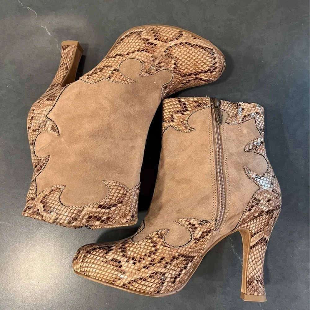 Tamaris sz 40 US 9.5-10 tan snakeprint faux leather heeled booties